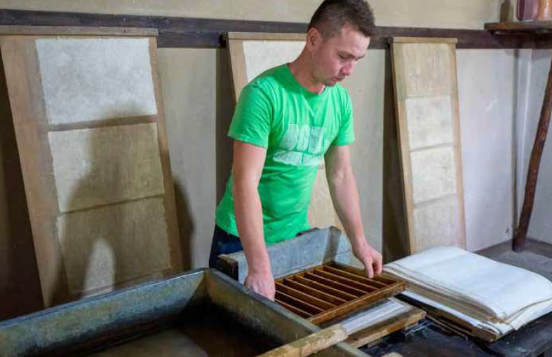 The Origin of Paper and the Silk Road